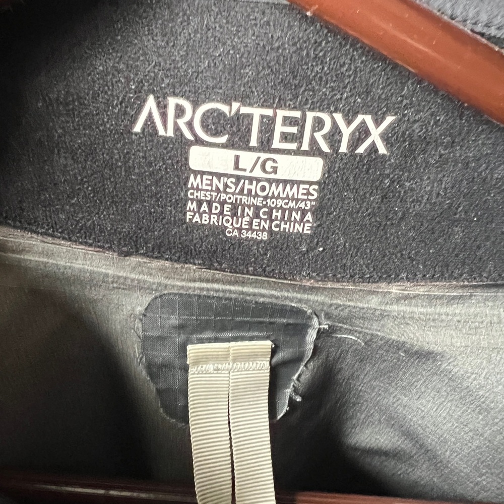 Arc'teryx Beta AR Black Raincoat - Picture 5 of 16